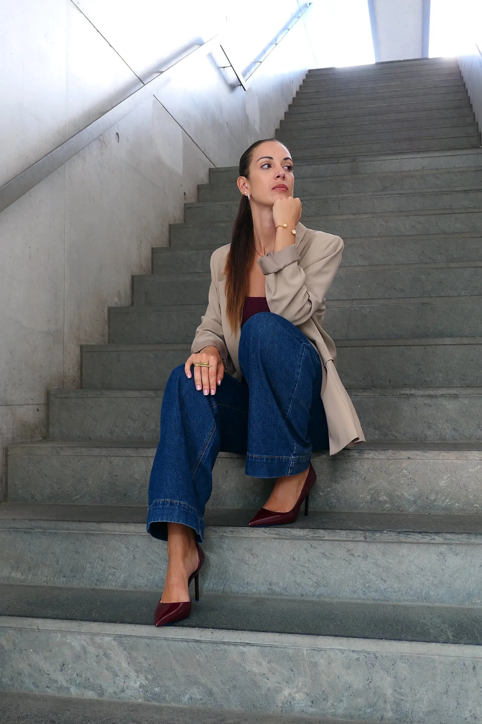 Fenella Rauscher dans un escalier, pensive